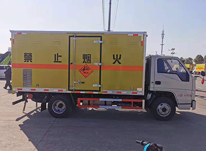新邱爆破器材运输车工人安全操作规范与智能技术保障